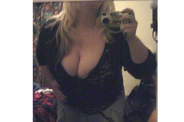 Femme cougar au gros seins cherche une jeune homme