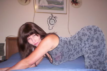 Alice la cougar cherche une jeune avec qui baiser